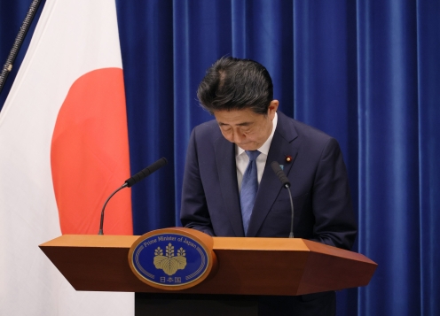파일:Abe Bowing Resignation.jpg