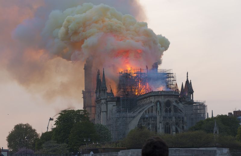 파일:Notre-Dame en feu, 20h06.jpg