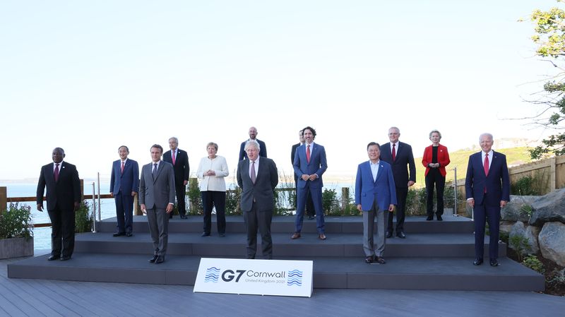 파일:Family photo of G7 leaders and the invited guests at Carbis Bay (1).jpg