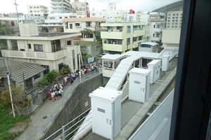 오키나와현 나하시에 위치한 유이레일 슈리역에서 많은 사람들이 줄을 지어 슈리역 입장을 기다리고 있다.