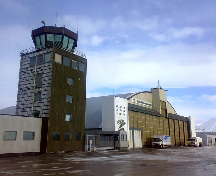 파일:Svalbard Airport Longyear 140420083641.jpg